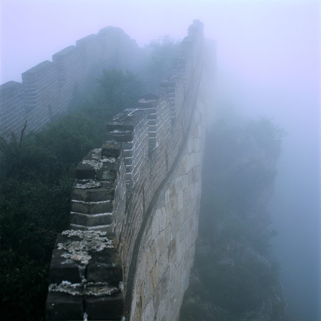 Gran Muralla China en la niebla. Viajes en español a China con Western Travel